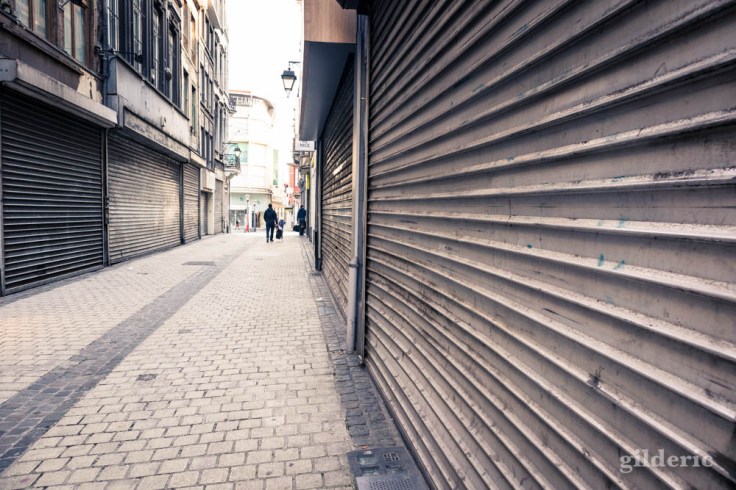 Liège Lockdown : commerces fermés et volets clos (street photography)