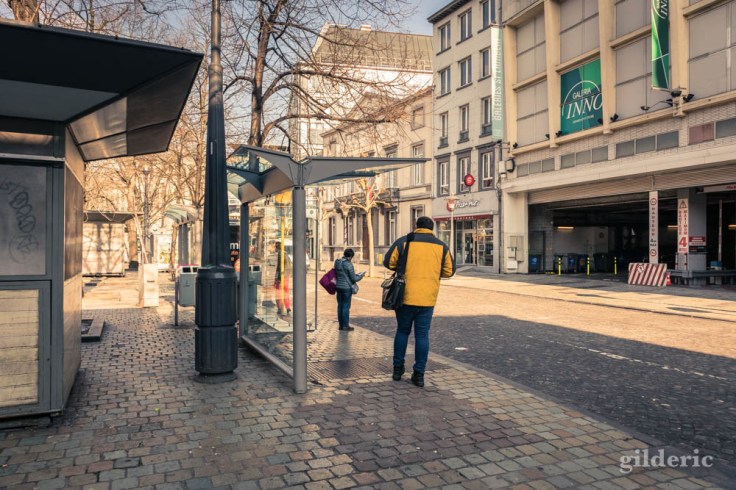 Liège Lockdown : à l'arrêt de bus place République française (street photography)