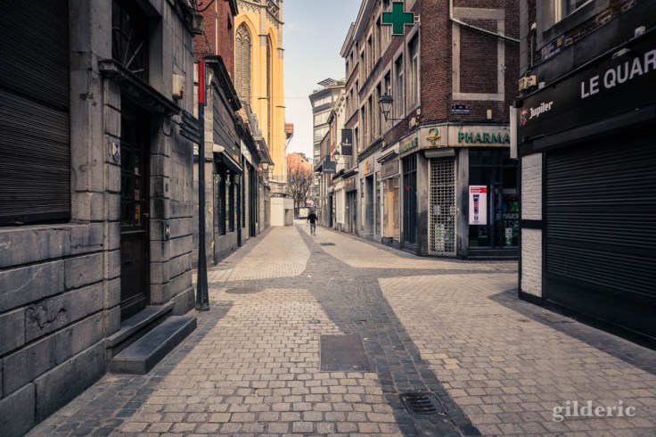 Liège Lockdown : silhouette dans la rue saint-Paul déserte (suite au confinement luttant contre le coronavirus)