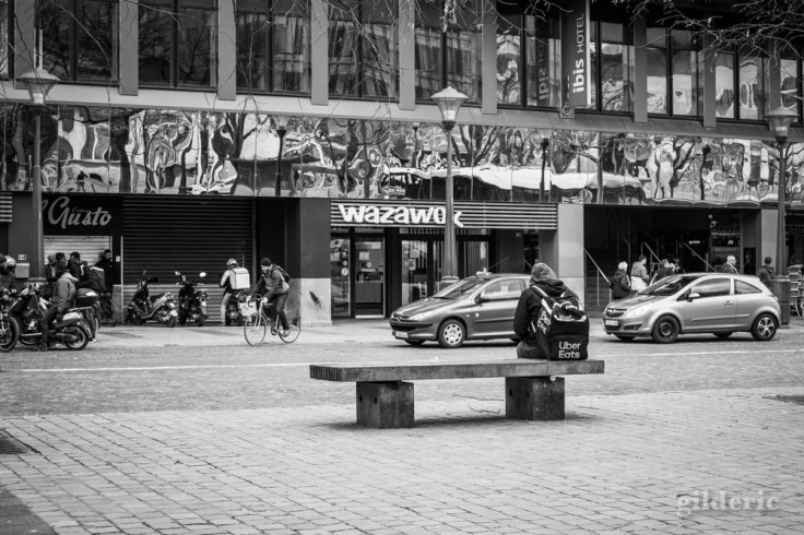 Liège en quarantaine (coronavirus) : la solitude du livreur (photo en noir et blanc)