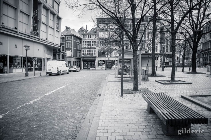 Liège en quarantaine (coronavirus) : arrêts de bus devant l'Inno (photo en noir et blanc)
