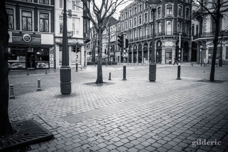 Liège en quarantaine (coronavirus) : vers la rue de l'Université (photo en noir et blanc)