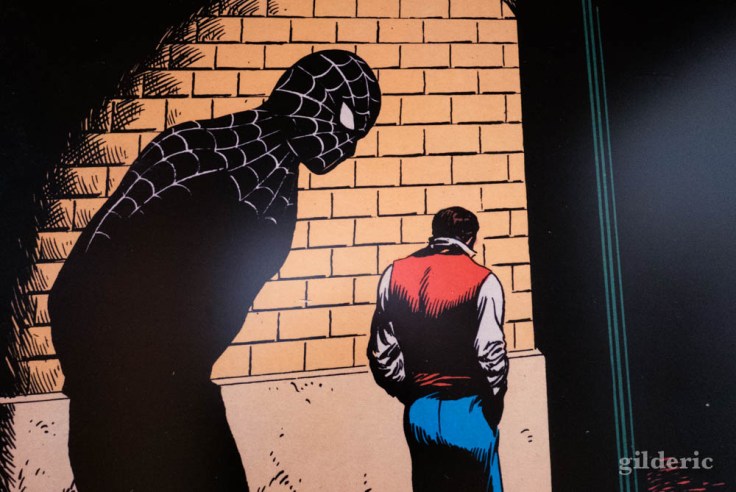 Agrandissement d'une case de Spiderman à l'expo Superheroes Never Die