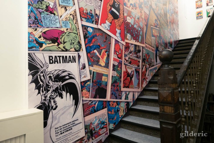 L'escalier menant à la suite de l'exposition Superheroes Never Die