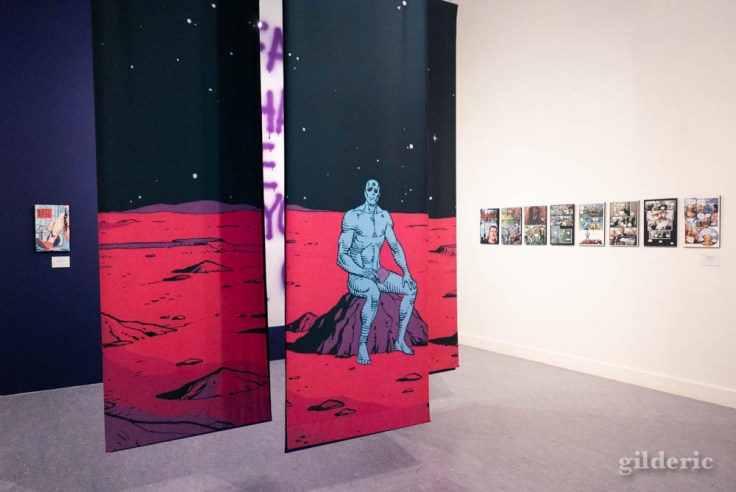 Dr Manhattan (Watchmen), évoqué dans l'expo "Superheroes Never Die"