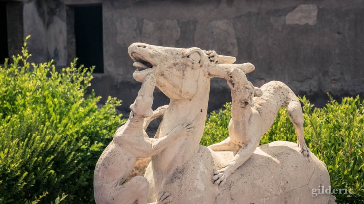 Cerf assailli par des chiens, une des statues de la Villa au Cerfs (Herculanum)