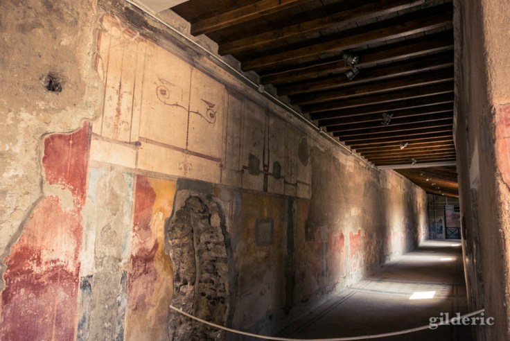 Couloir décoré de fresques de la villa aux Cerfs