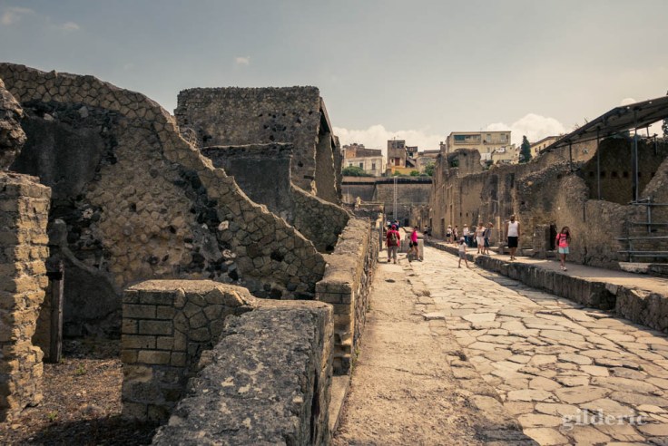 En remontant le cardo V vers la Palestre (Herculanum)