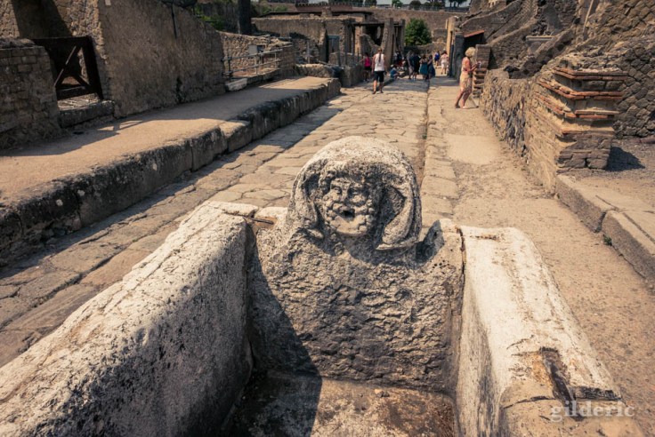 Fontaine sur le Cardo V (Herculanum)