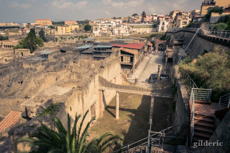 Le Decumanus Maximus vu depuis l'entrée d'Herculanum