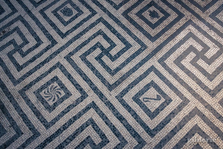 Labyrinthe en mosaïque (tépidarium, thermes des femmes de Herculanum)