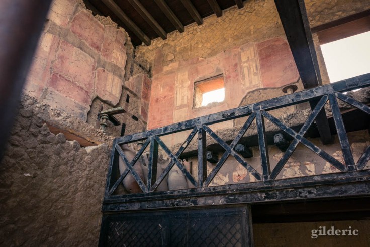 Amphores et structure en bois dans la Bottega (Herculanum)