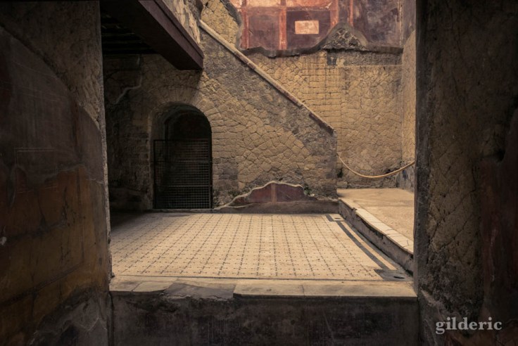 Vue de la cour et de l'escalier extérieur (Casa del bel Cortile)