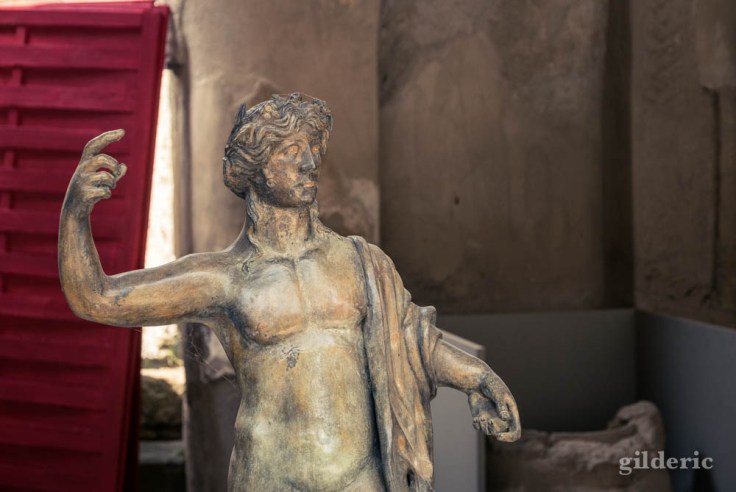 Petite statue de Bacchus exposée dans une des boutiques attenante au Forum