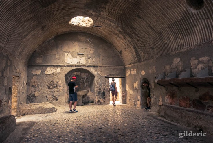 Apodyterium (vestiaires) des thermes masculins à Herculanum