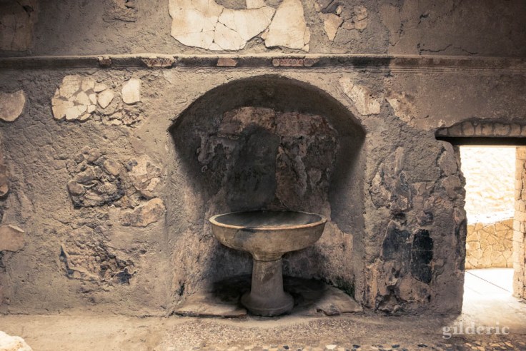 Fontaine dans l'Apodyterium (vestiaires) des thermes masculins à Herculanum