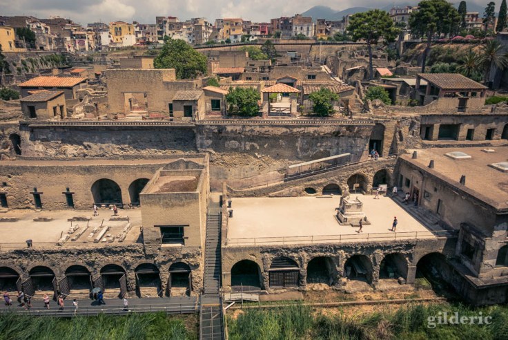 Ruines d'Herculanum. A l'avant plan area sacra et terrasse