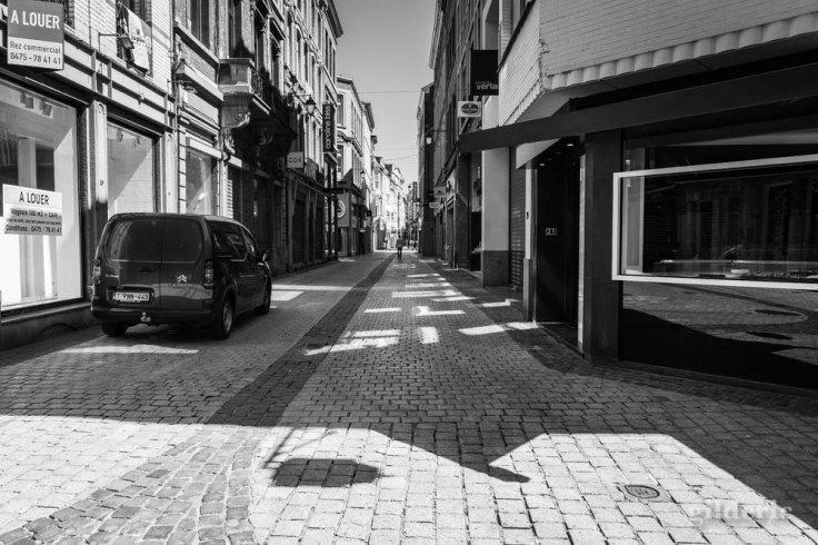 Rue du Pot d'Or (Liège) : chroniques du confinement en noir et blanc