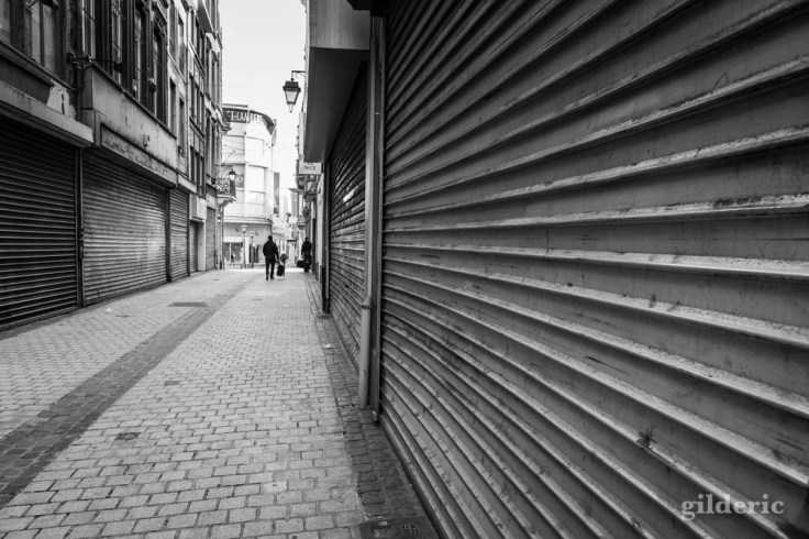 Volets baissés à Liège : chroniques du confinement en noir et blanc