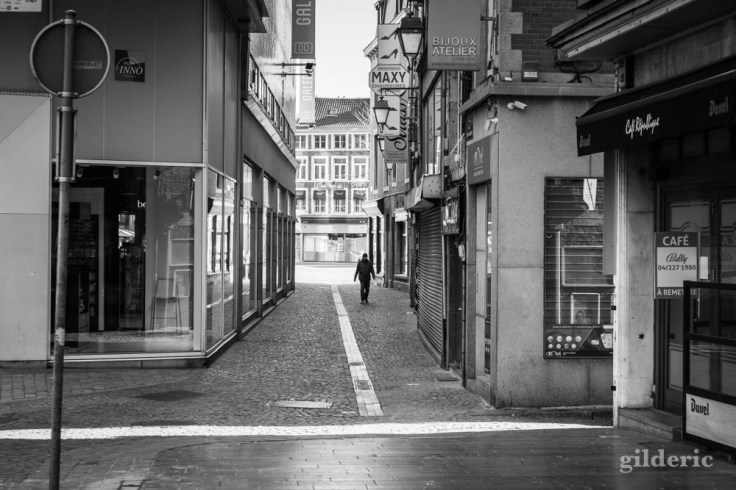 Errer dans Liège (chroniques du confinement en noir et blanc)