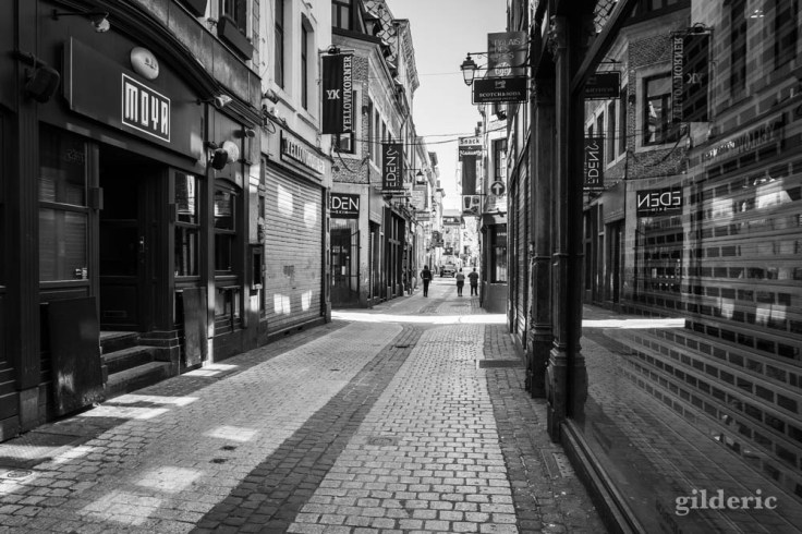 Magasins fermés dans le Carré de Liège : chroniques du confinement en noir et blanc