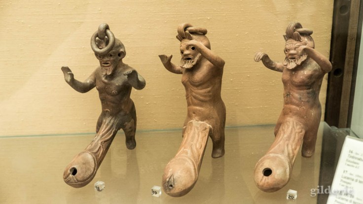 Lampes en forme de satyres (Pompéi) au Musée archéologique national de Naples