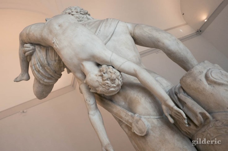 Héros grec avec enfant, sculpture monumentale du Musée archéologique de Naples