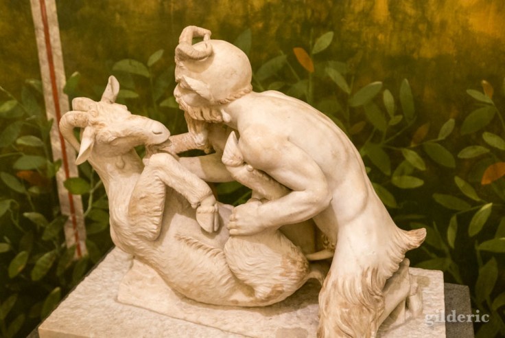 Satyre et chèvre (sculpture érotique de Pompéi) au Musée archéologique de Naples