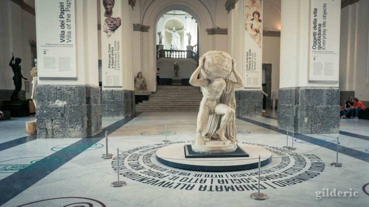 L'Atlas Farnèse dans le hall du Musée archéologique de Naples (MANN)