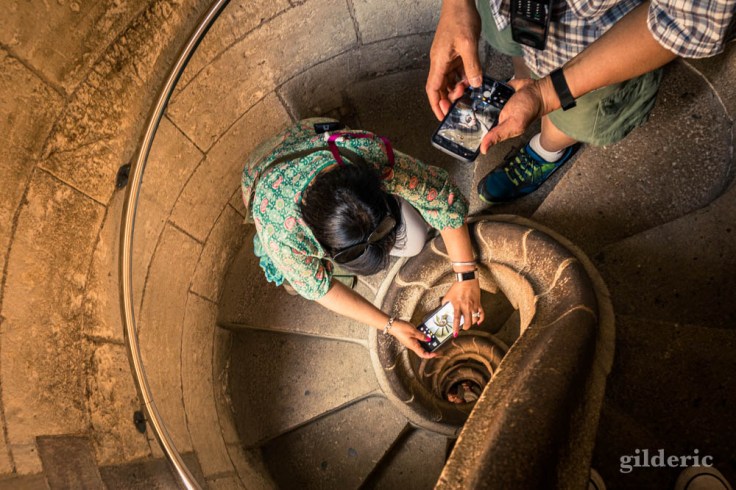 Touristes en pleine séance photo dans les escaliers de la Sagrada Familia