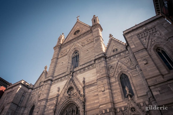 Visiter Naples : façade de la cathédrale San Gennaro