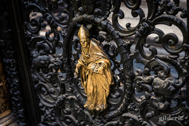 Visiter Naples : détail sur une porte, dans la cathédrale