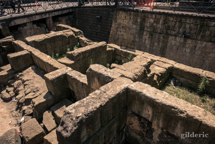 Visiter Naples : fragment des remparts grecs de Neapolis, piazza Bellini
