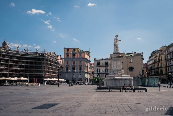 Visiter Naples : statue de Dante Alighieri 