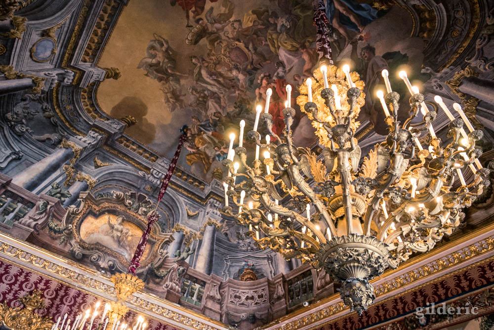 Visiter Naples : plafond en trompe-l'oeil de la première antichambre du palais royal