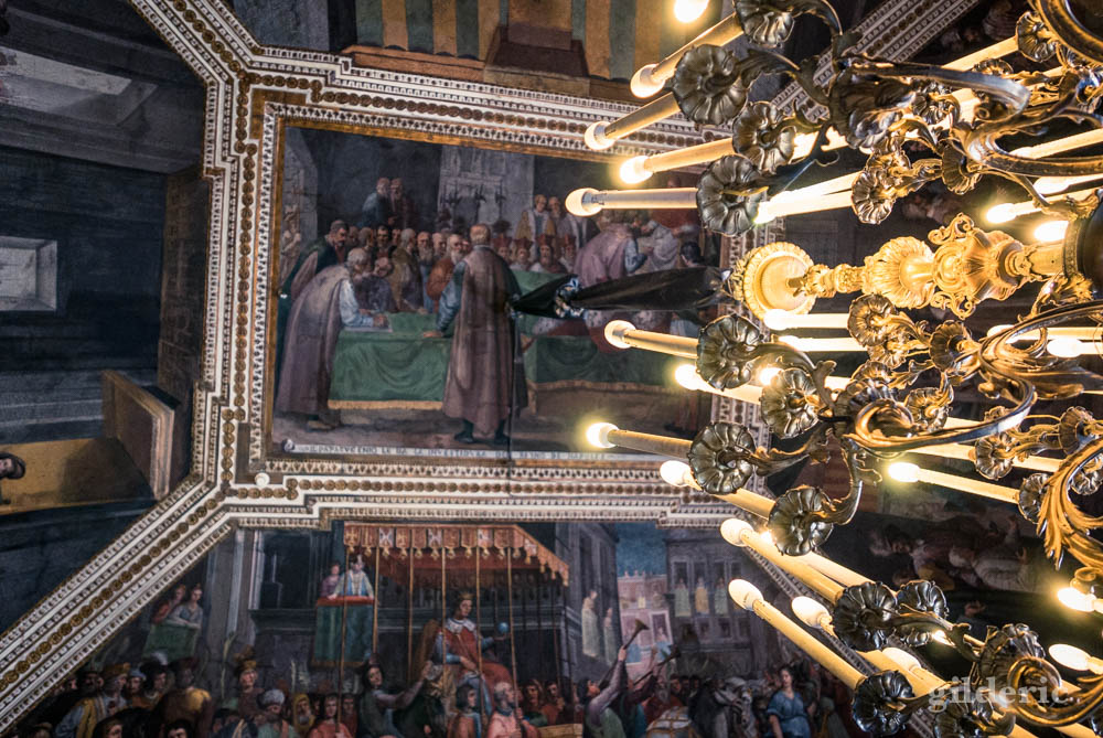 Naples : lustre et plafond d'une des antichambres du palais royal