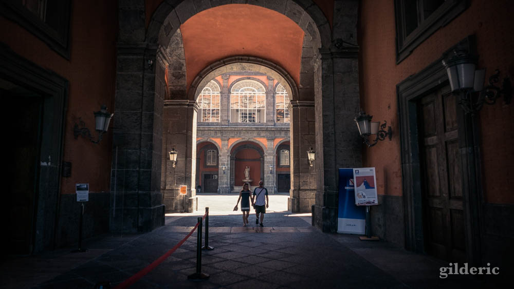 Visiter Naples : entrée du Palais royal et cour d'honneur