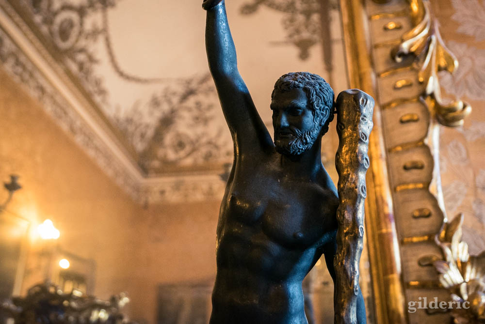 Palais royal de Naples : candélabre en forme d'Hercule