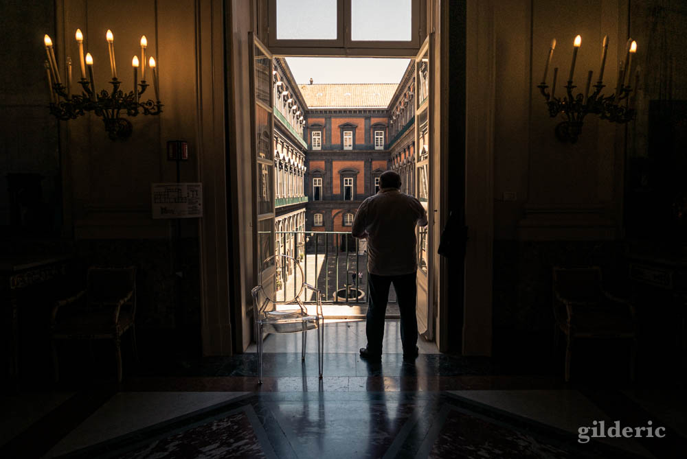 Le Palais royal de Naples : fenêtre ouverte sur la cour des carrosses