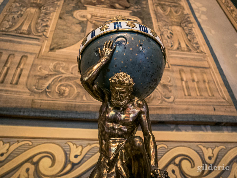 Salon d'Hercule au Palais royal de Naples : statuette d'Atlas