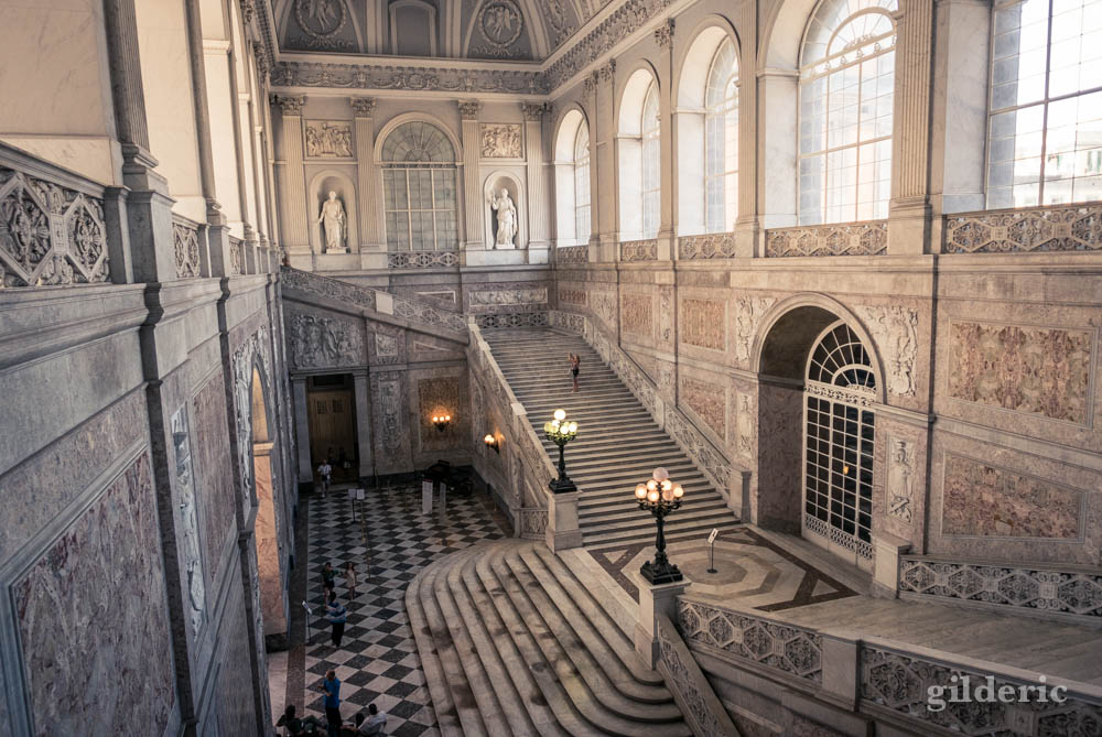 Visiter Naples : escalier d'honneur monumental du Palais royal