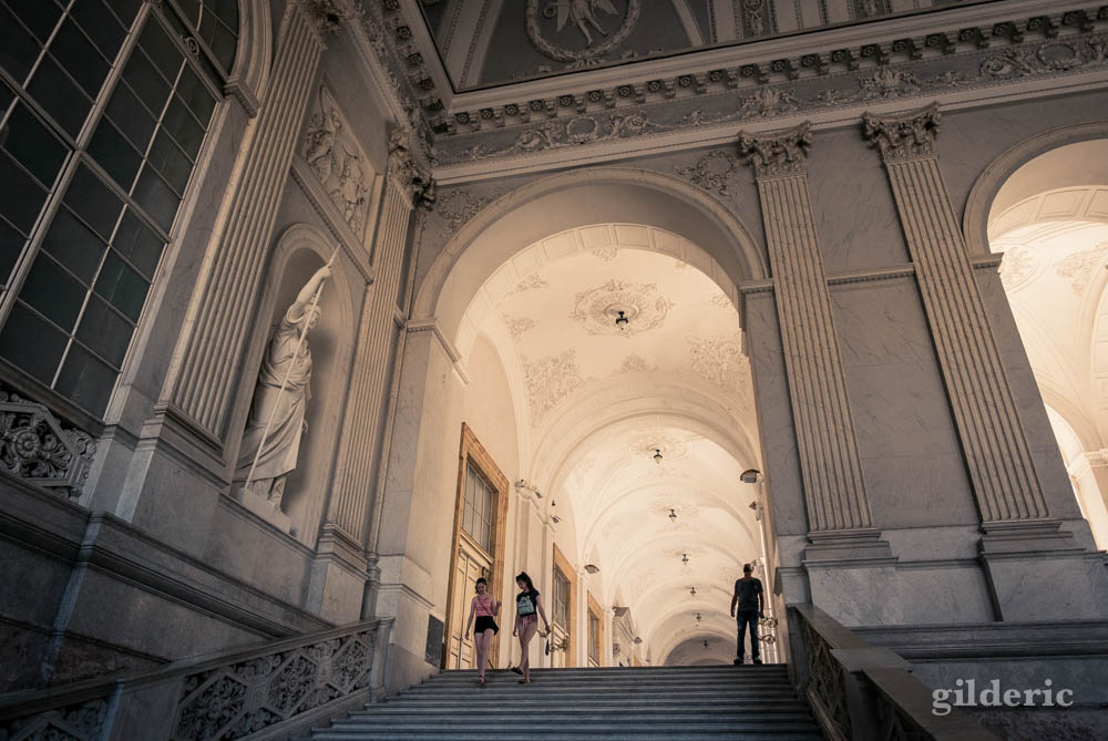 Palais royal de Naples : l'escalier d'honneur