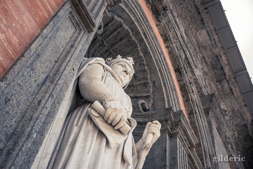 Visiter Naples : statue monumentale de Charles d'Anjou, sur la façade du Palais royal