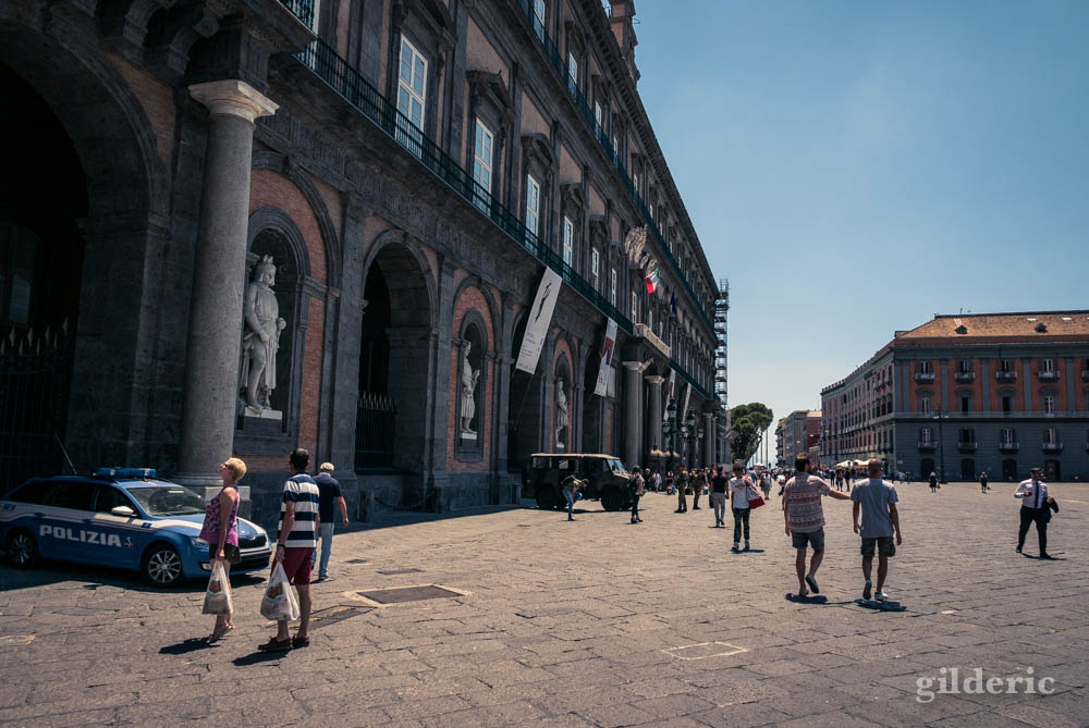 Visiter Naples : façade du Palais royal