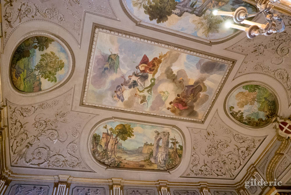 Visiter Naples : le plafond du théâtre du Palais royal