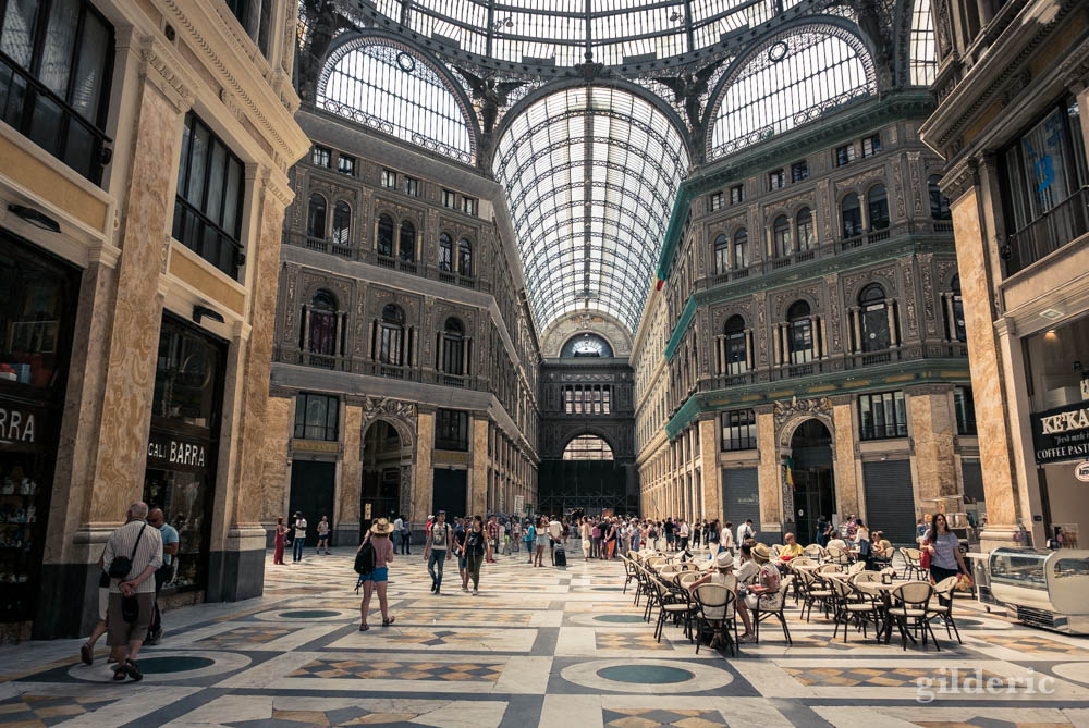 Visiter Naples : la Galleria Umberto I, une galerie marchande haute et spacieuse