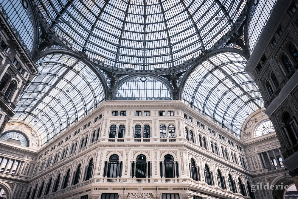 Visiter Naples : dôme et voûtes de la Galleria Umberto I