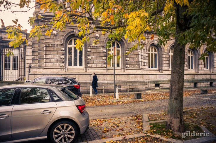 Automne à Liège : passant masqué sur le boulevard Saucy (photo)