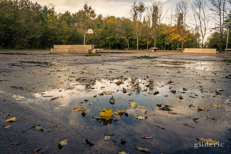 Balade autour du Fort de la Chartreuse en automne : le terrain de jeu déserté (photo)