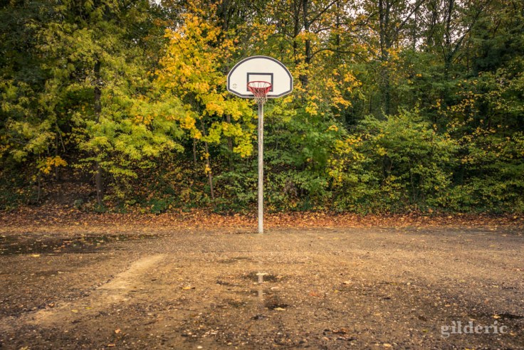 Balade autour du Fort de la Chartreuse en automne : le panier de basket abandonné (photo)